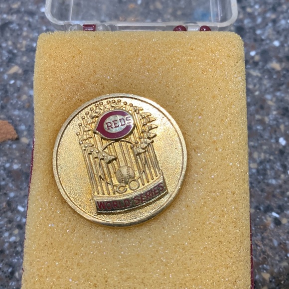 Other - VINTAGE 1976 MLB Cincinnati Reds WORLD SERIES PRESS PIN